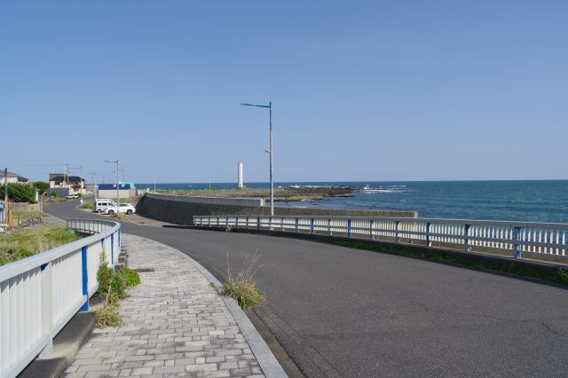 橋から長崎鼻を振り返る。
