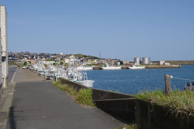 さらに左には外川漁港や街並みが見えます。