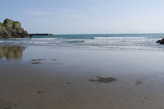 海風が吹き、どんどん押し寄せる波と音がとても心地よいです。