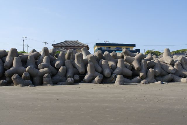 背後の海の家からも良い眺めでしょう。