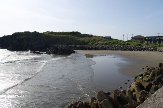 砂浜、奥の岩場も似たような地質でしょう。
