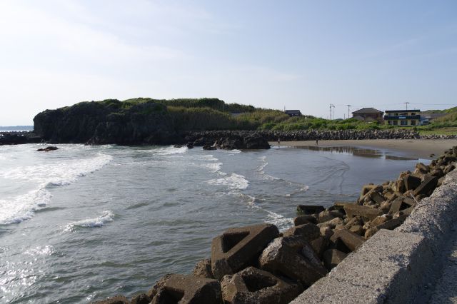 砂浜と岩場。