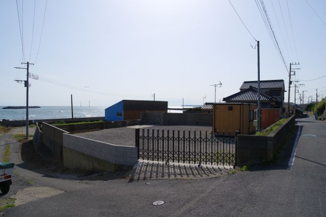 長崎鼻から西へ、海岸から町並みの景色へ。