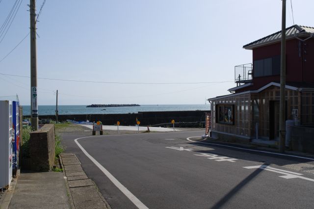 海の方へ、カフェがありました。