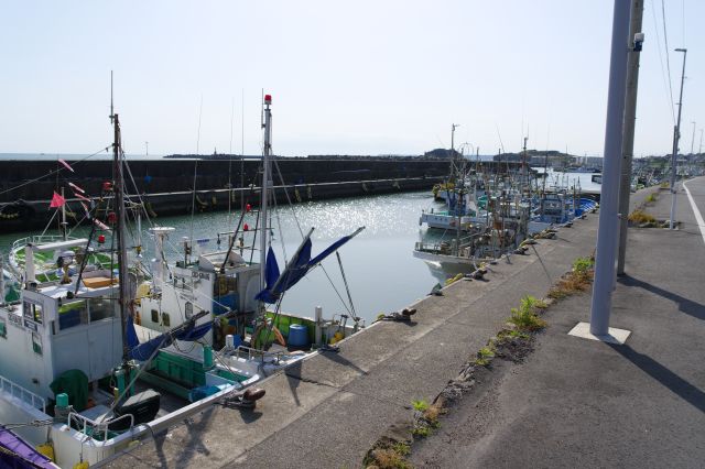 道沿いにすぐ漁船が並んでいます。