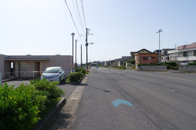 広くてまっすぐな道が続く、左にお手洗い。