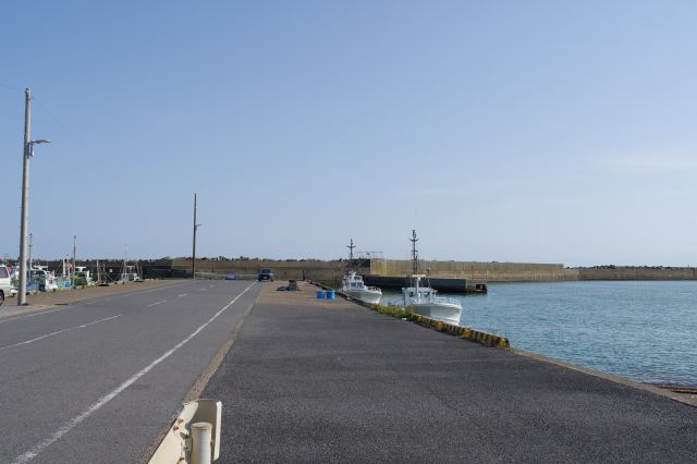海に突き出た道が伸びています。