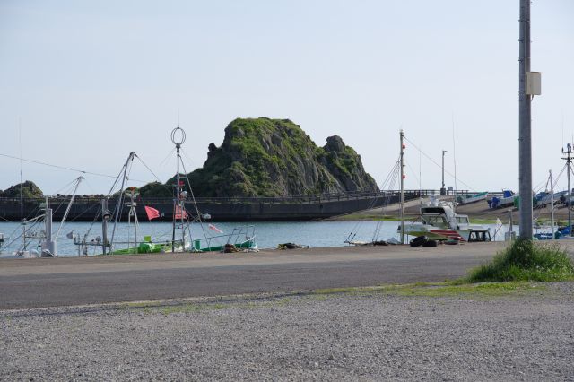 千騎ケ岩の周辺にも船。