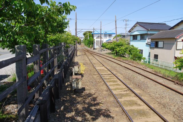 先端より、線路は二手に分かれこちら側だけにホームがあります。