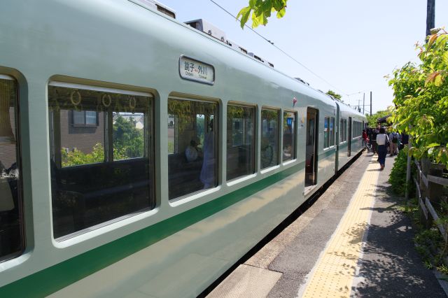 続々と下車、電車が迫る狭いホームなのはかつて拡張した部分のため。