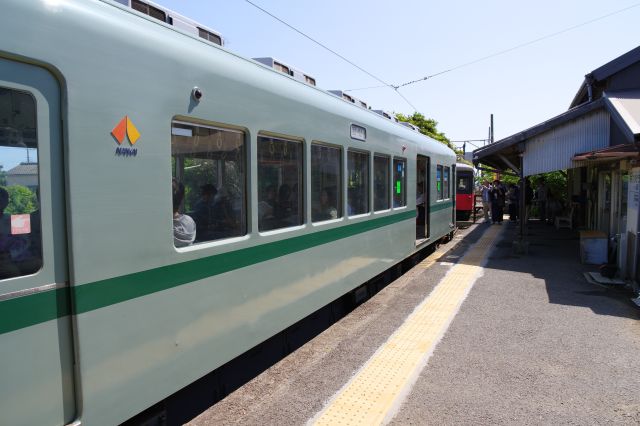 ここから駅舎側はホームが少し広がります。