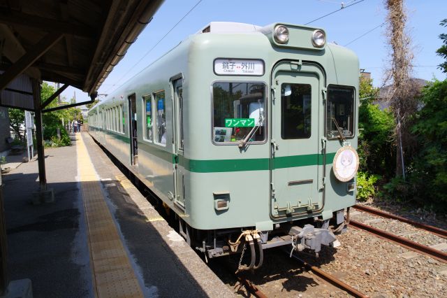 列車先頭部へ。2両編成の元南海電鉄車。