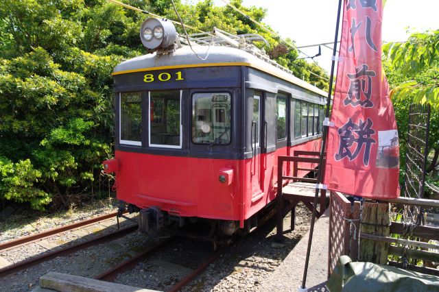 列車の先にはデハ801形が留置されています。