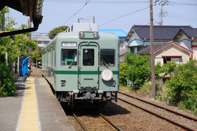 列車がゆっくりと出発、出迎える人が居ました。
