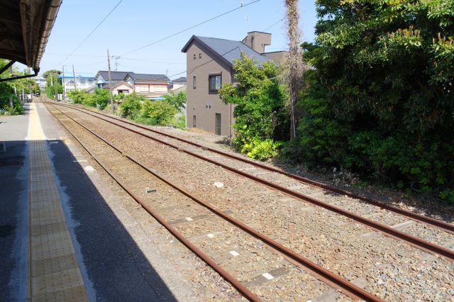 静まり返ったホーム、2本の線路。