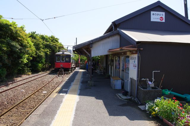 駅舎と留置車両。