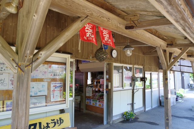 木造の屋根や柱はレトロで趣があります。