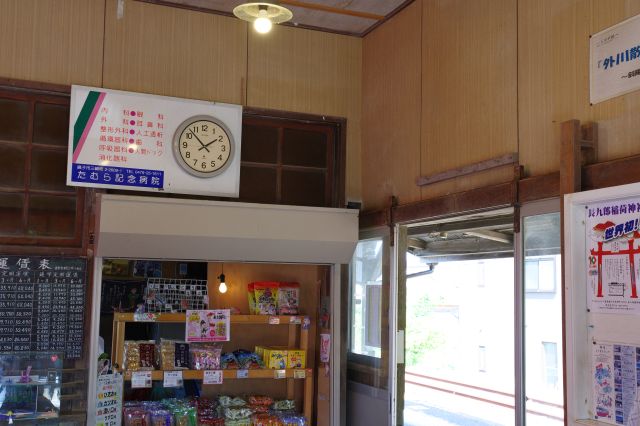 売店ではぬれ煎餅などを販売しています。