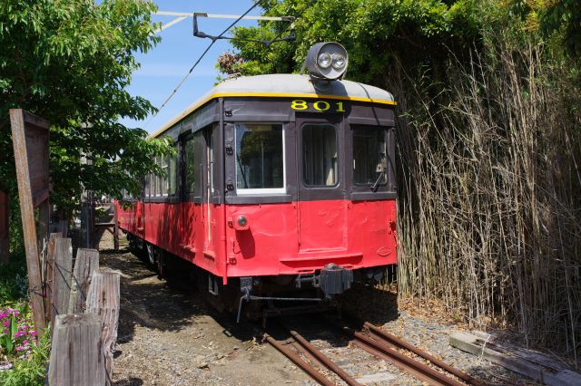 線路の先から、車両はポイント上に載っています。