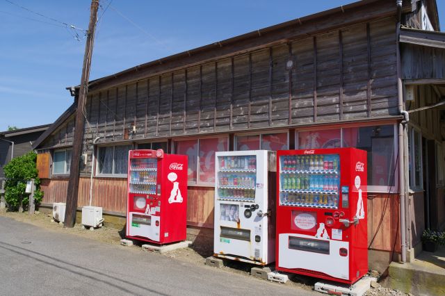 駅舎の側面、木製の壁が印象的です。
