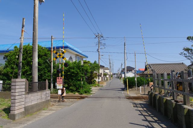北側の踏切へ。なかなか電車は来ませんが。