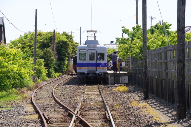 踏切上から見る駅ホームの様子。