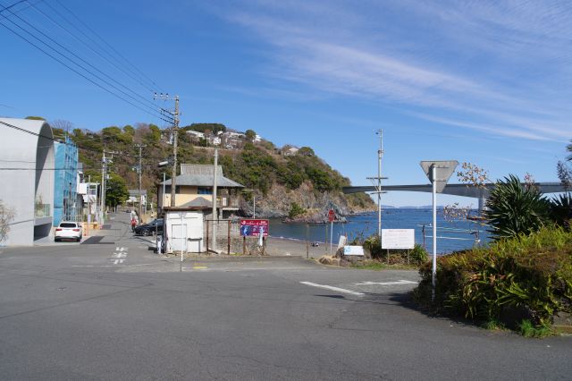 真鶴駅から坂を下り浜が見えてきました。