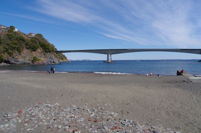 きれいな湾曲した砂浜、サラサラで足を取られます。日当たりが良く開放的です。