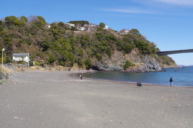 左側には大きな岩山があります。