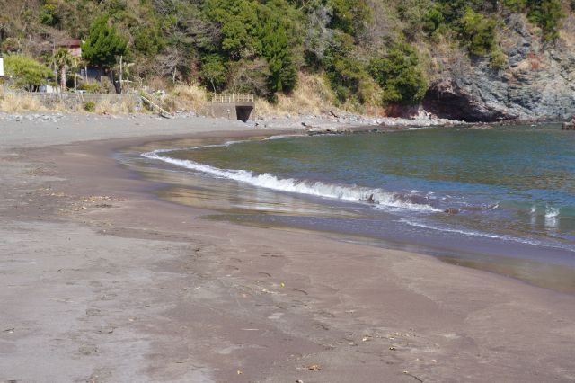 白い泡を立てる波。