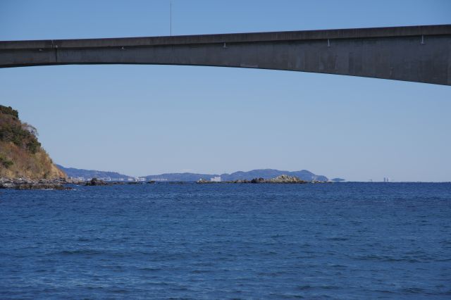 奥には相模湾の先の陸が見えます。