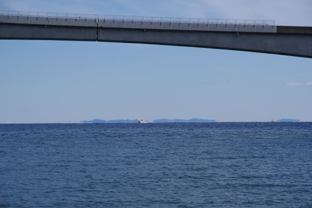 水平線には三浦半島方面でしょうか。船も見えます。