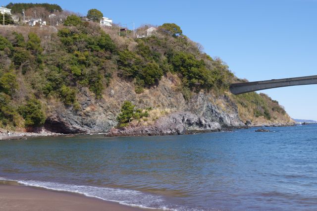 橋は左の岩山に突っ込んでいます。
