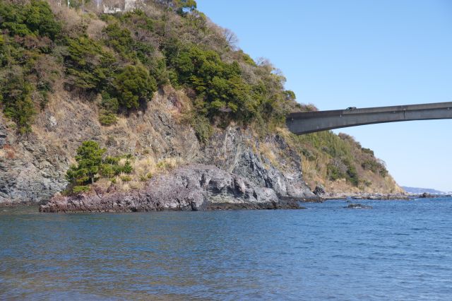 生々しい岩とトンネルに続く橋。