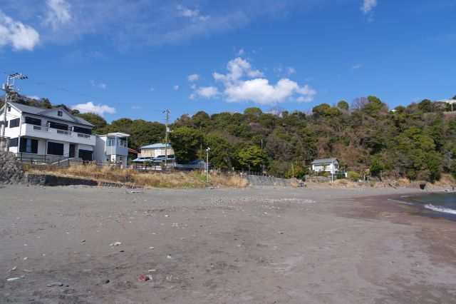 岩山の付け根方向。