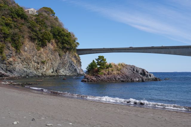 左側（北側）に岩の島が見えます。