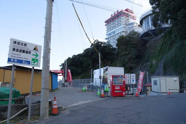 伊豆山港付近にある赤い橋の方に向かいます。