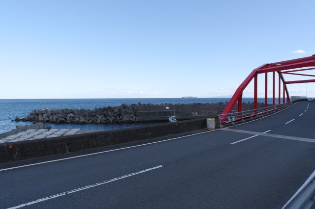 海側は港の防波堤の先に海が広がります。