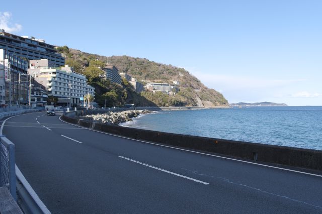 海沿いの斜面にはホテル群が林立しています。