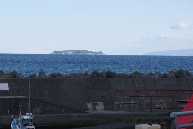 海上に初島が見えます。