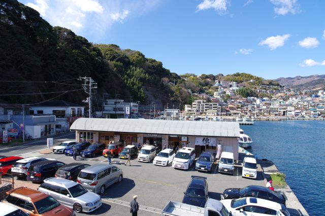 魚座前のデッキより、左には魚介料理の店舗が連なります。