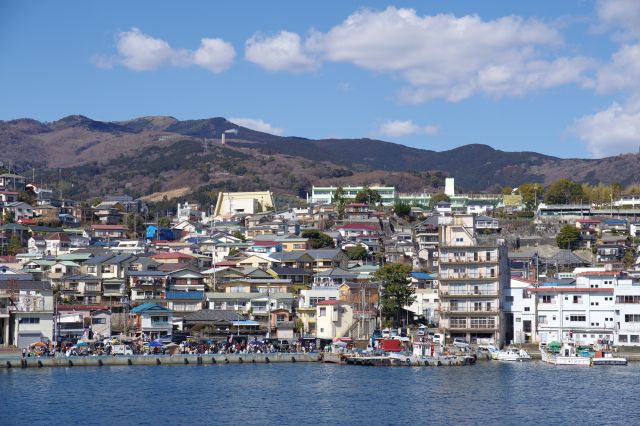 密集する建物と山並と港湾部。