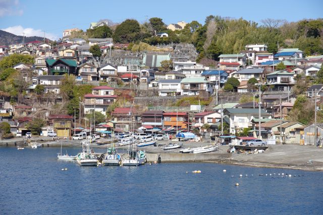 停泊する漁船群、斜面には住宅街。