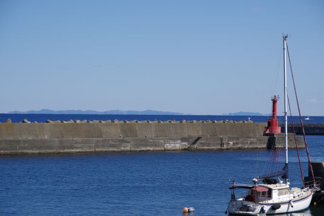 少し蜃気楼のように浮いている陸地。