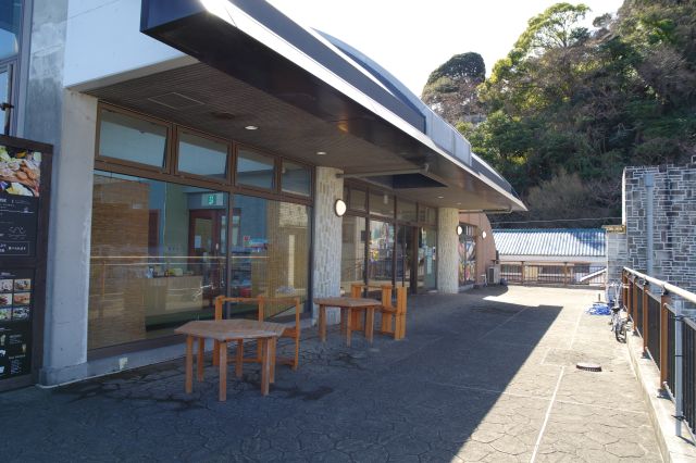 市場直結の2階の魚座というお店。エレベーターあり。