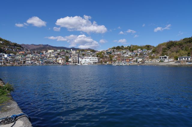 湾の奥の斜面の町並み。