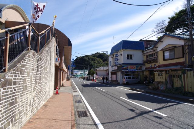 道路沿いへ。貴船神社方面。