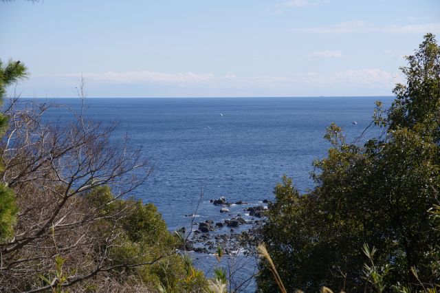 左側の青く広い海。