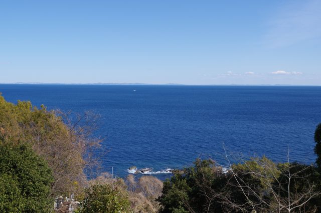 左側の青く広がる相模湾。