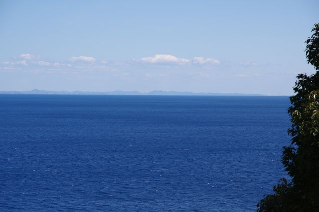 海の先にうっすら見える陸地(右)。